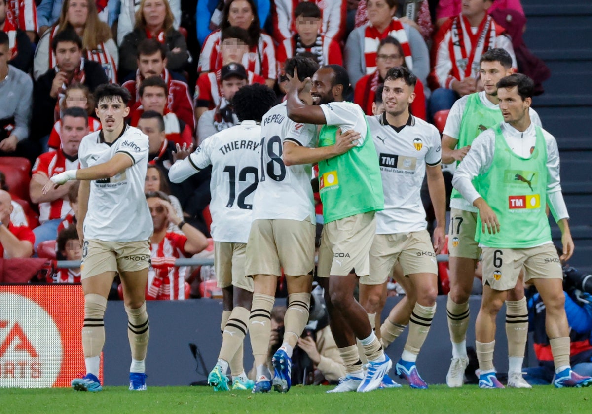 La plantilla del Valencia celebra uno de los tantos ante el Athletic Club.