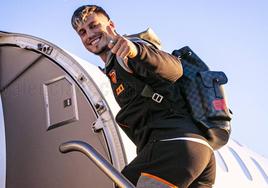 Sergi Canós, subiendo al avión que transportó al Valencia a Bilbao.