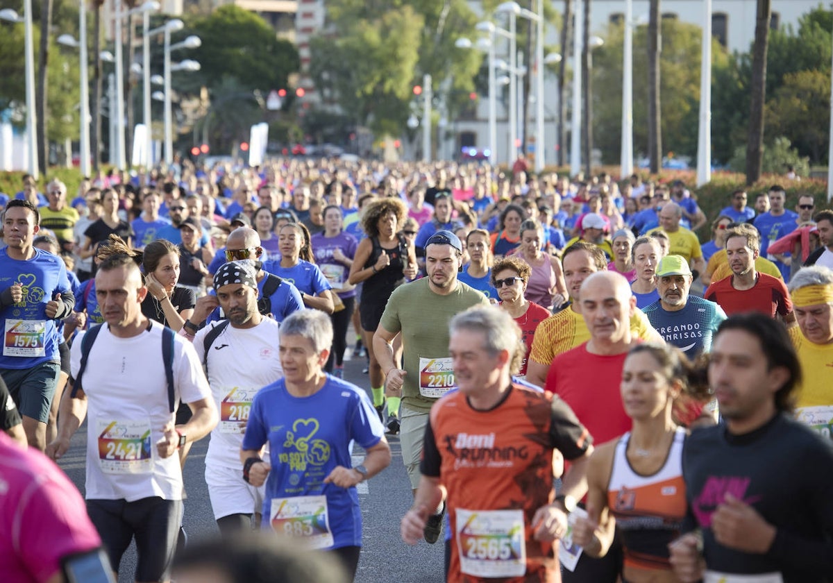 Cientos de participantes en un tramo de la carrera contra el cáncer de Valencia.