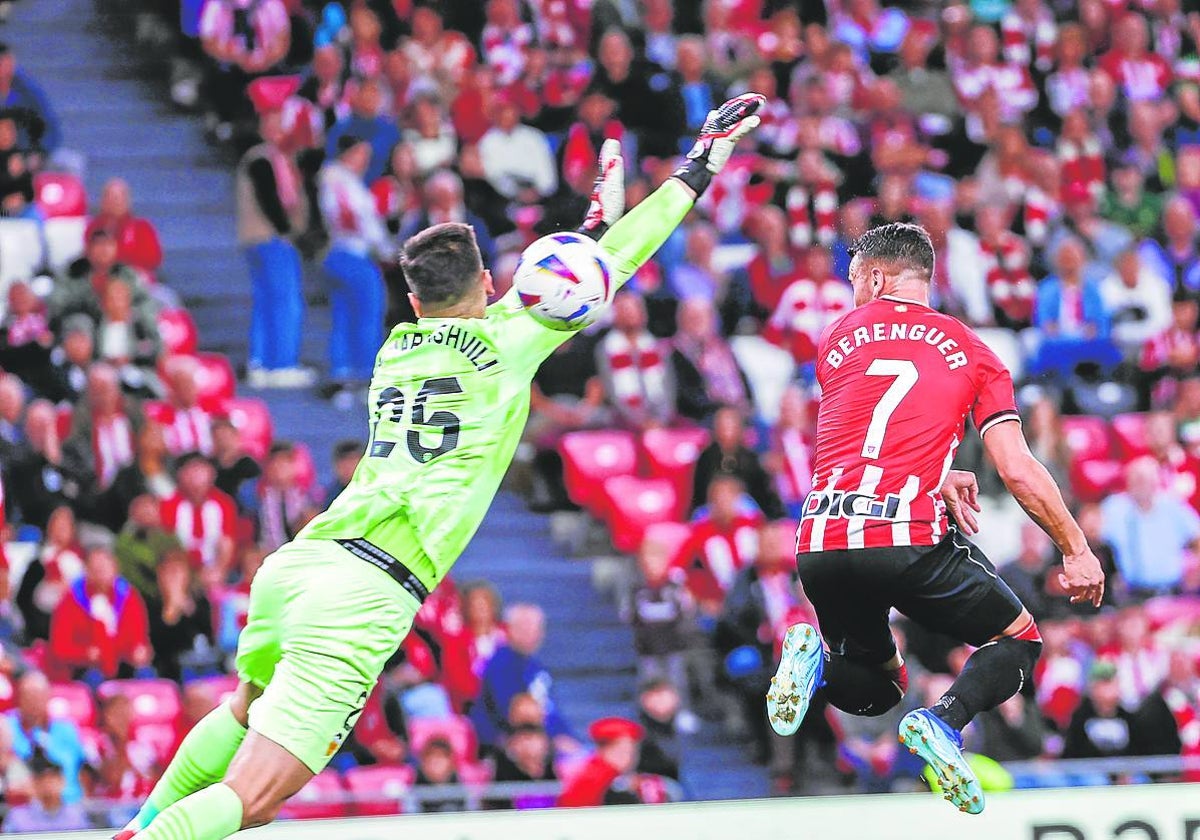 Giorgi Mamardashvili, en la acción que acabó en gol de Berenguer.