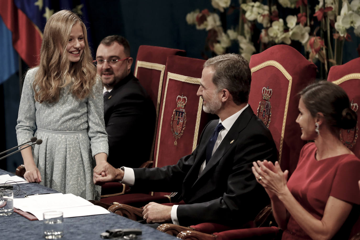 La princesa Leonor, junto sus padres, los Reyes, el 18 de octubre de 2019, en la ceremonia de entrega de los Premios Princesa de Asturias, en el Teatro Campoamor, el escenario escogido para pronunciar su primer discurso.