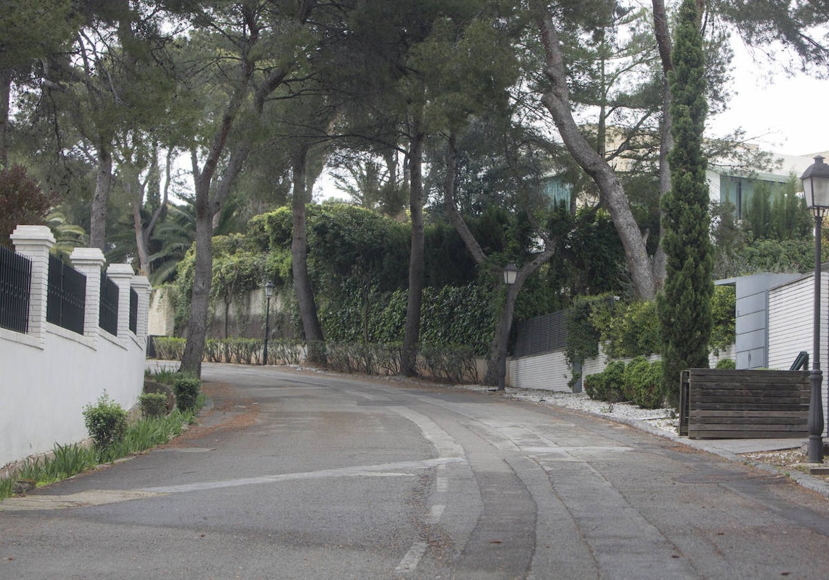 Calle de la urbanización de Santa Bárbara en Rocafort.