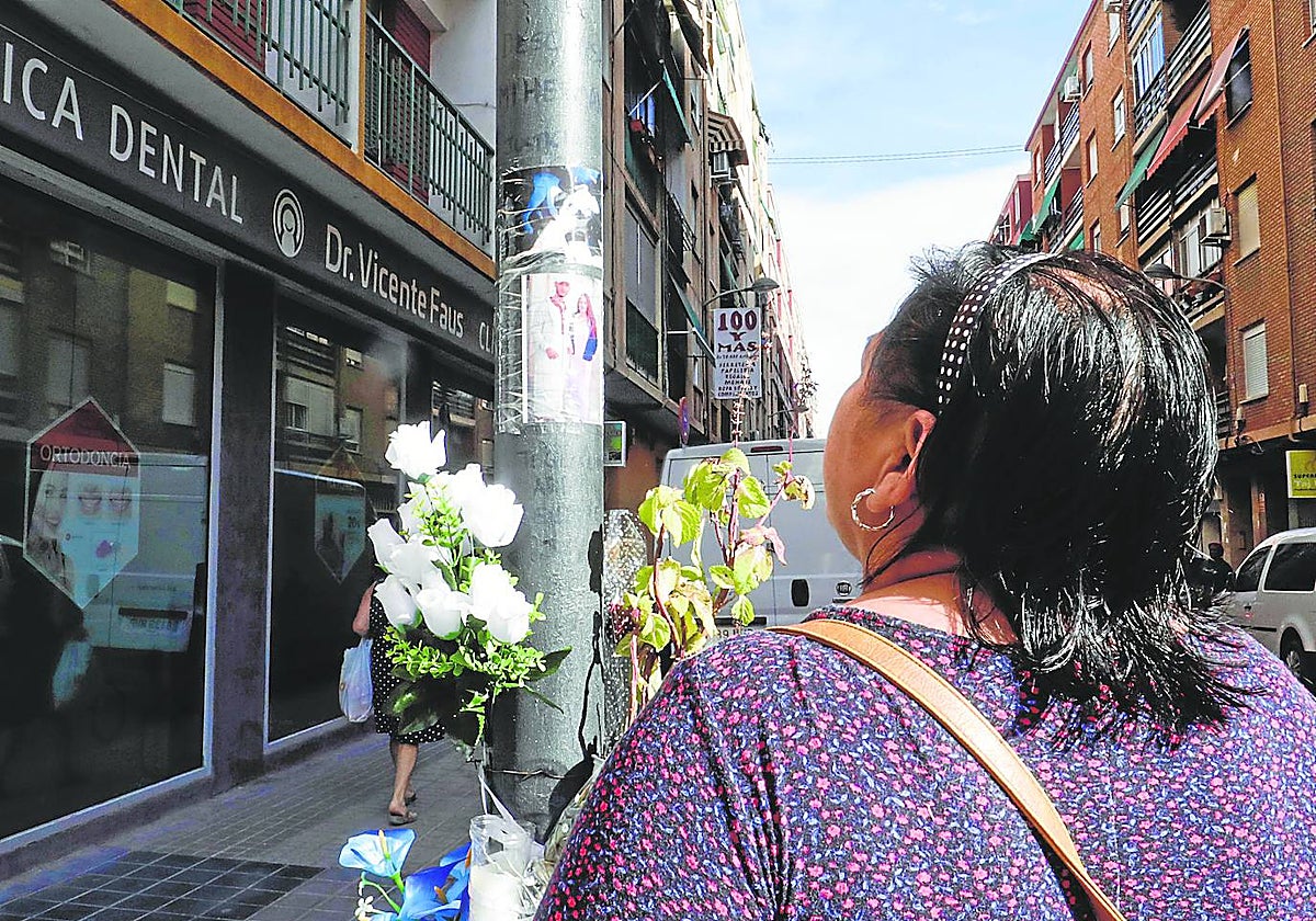 Una mujer observa el altar dedicado a la víctima del apuñalamiento en la calle Padre Viñas.