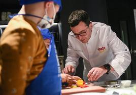 El chef valenciano Ricard Camarena durante un taller de cocina en una imagen de archivo.