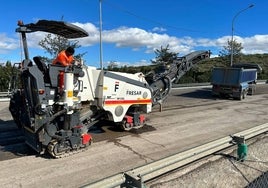 Las máquinas, en pleno proceso de reasfaltado de la carretera de acceso a Cheste.