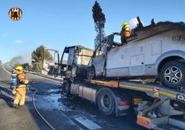 Un camión arde en la A-3 en Chiva, corta un carril y obliga a activar el plan especial por riesgo de incendio forestal