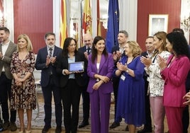 La consellera de Hacienda, Ruth Merino, entrega el presupuesto en Les Corts para 2024.