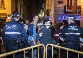 Dispositivo policial durante una noche de Halloween en Valencia.