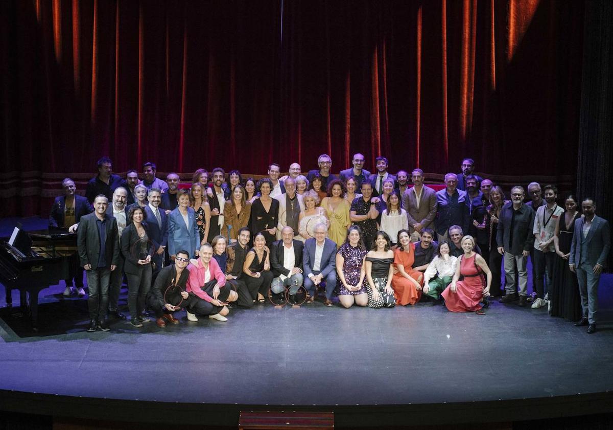 Imagen principal - &#039;El perfume del tiempo&#039; triunfa en los premios de las Artes Escénicas Valencianas