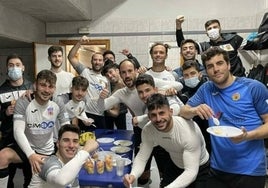 Los jugadores del Buñol, tomando batidos reconstituyentes tras una victoria.