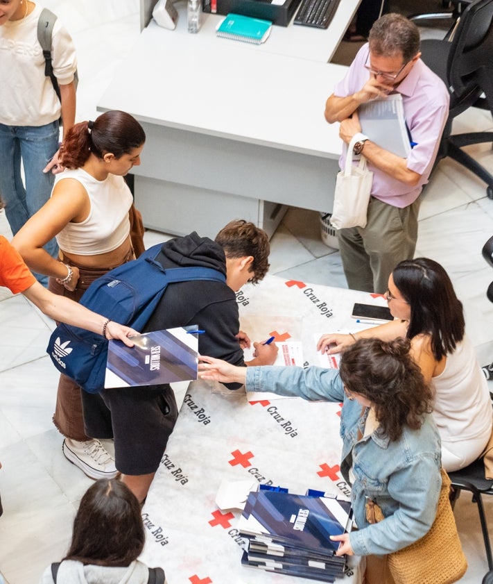 Imagen secundaria 2 - Arriba, inauguración de la exposición por del 150 aniversario con el presidente de Cruz Roja en la provincia de Valencia y el alcalde de Xàtiva; sobre estas líneas, diferentes acciones de la asamblea local para darse a conocer a la sociedad y a los jóvenes.