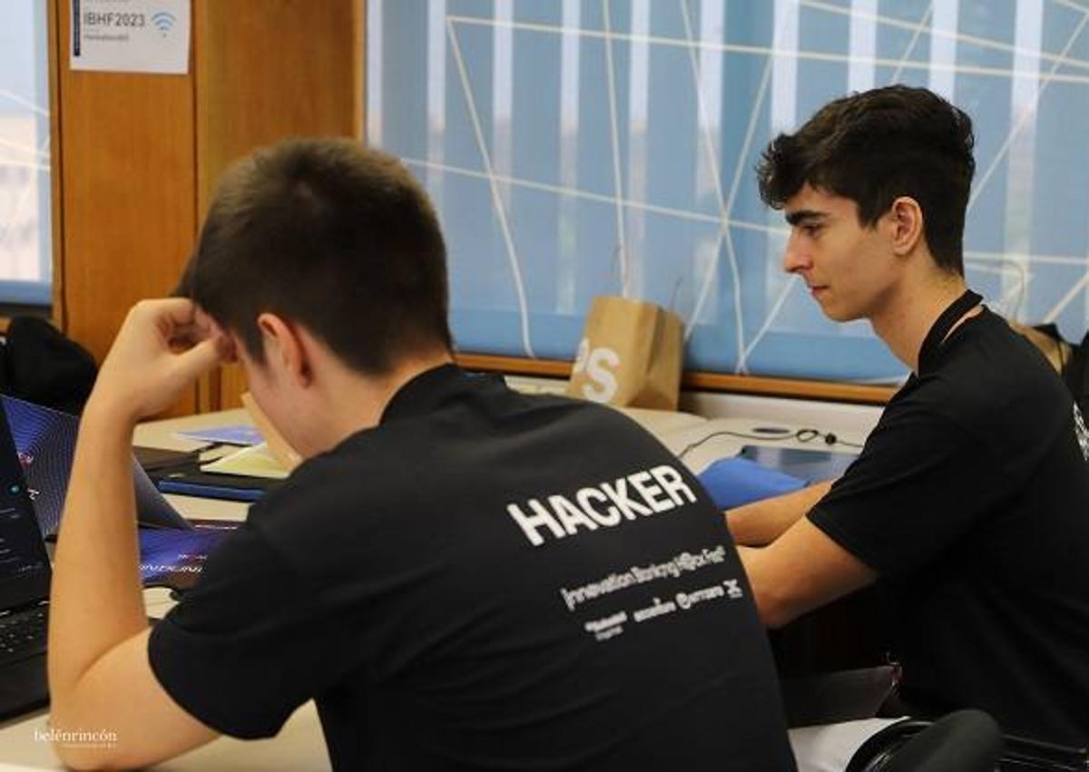 Imagen secundaria 1 - 120 universitarios revelan las claves de la innovación financiera en el Innovation Banking Hack Fest