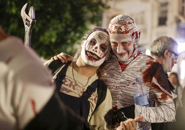 Disfraces en la noche de Halloween en Valencia.