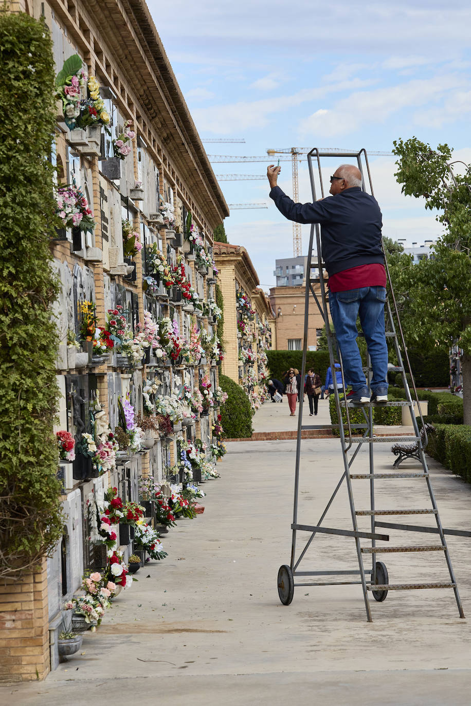 Masiva afluencia al cementerio de Valencia por Todos los Santos