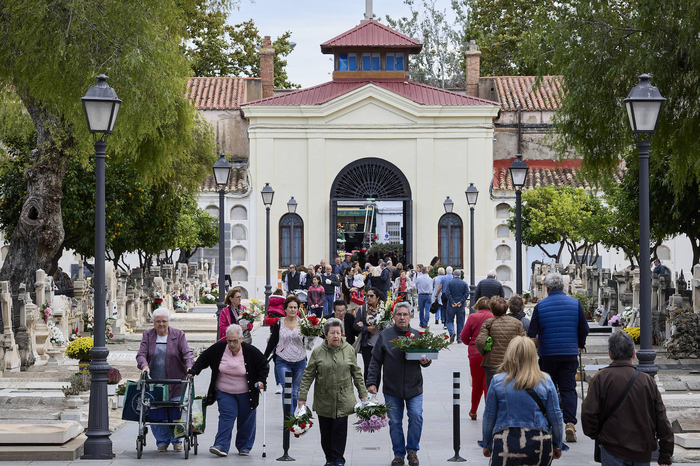 Masiva afluencia al cementerio de Valencia por Todos los Santos