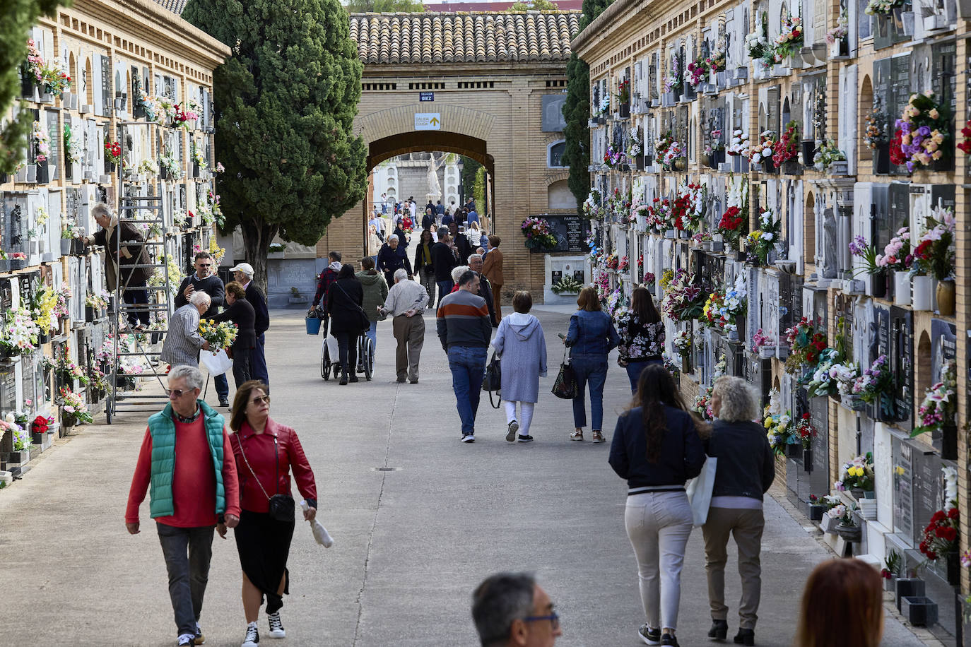 Masiva afluencia al cementerio de Valencia por Todos los Santos