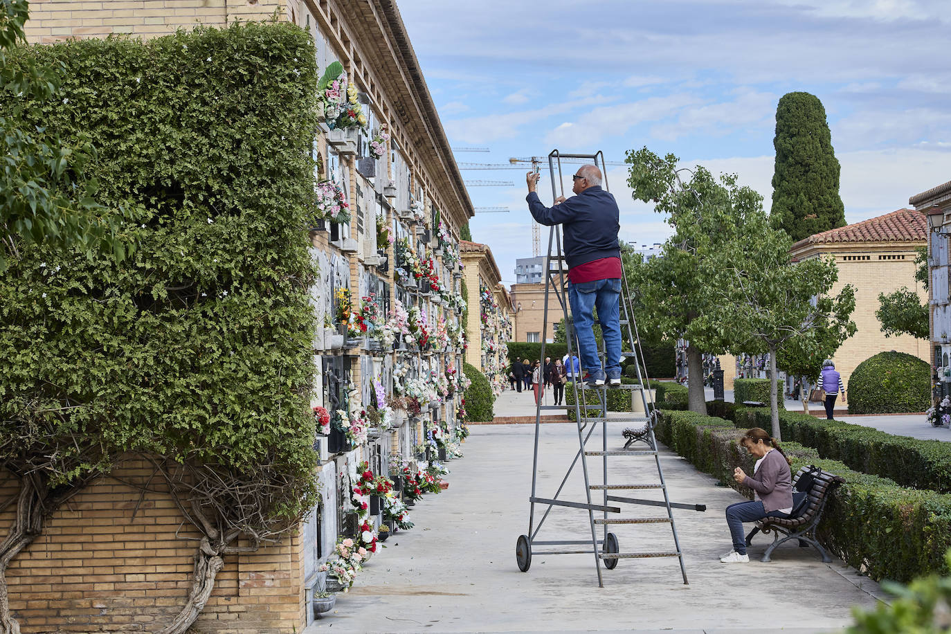 Masiva afluencia al cementerio de Valencia por Todos los Santos