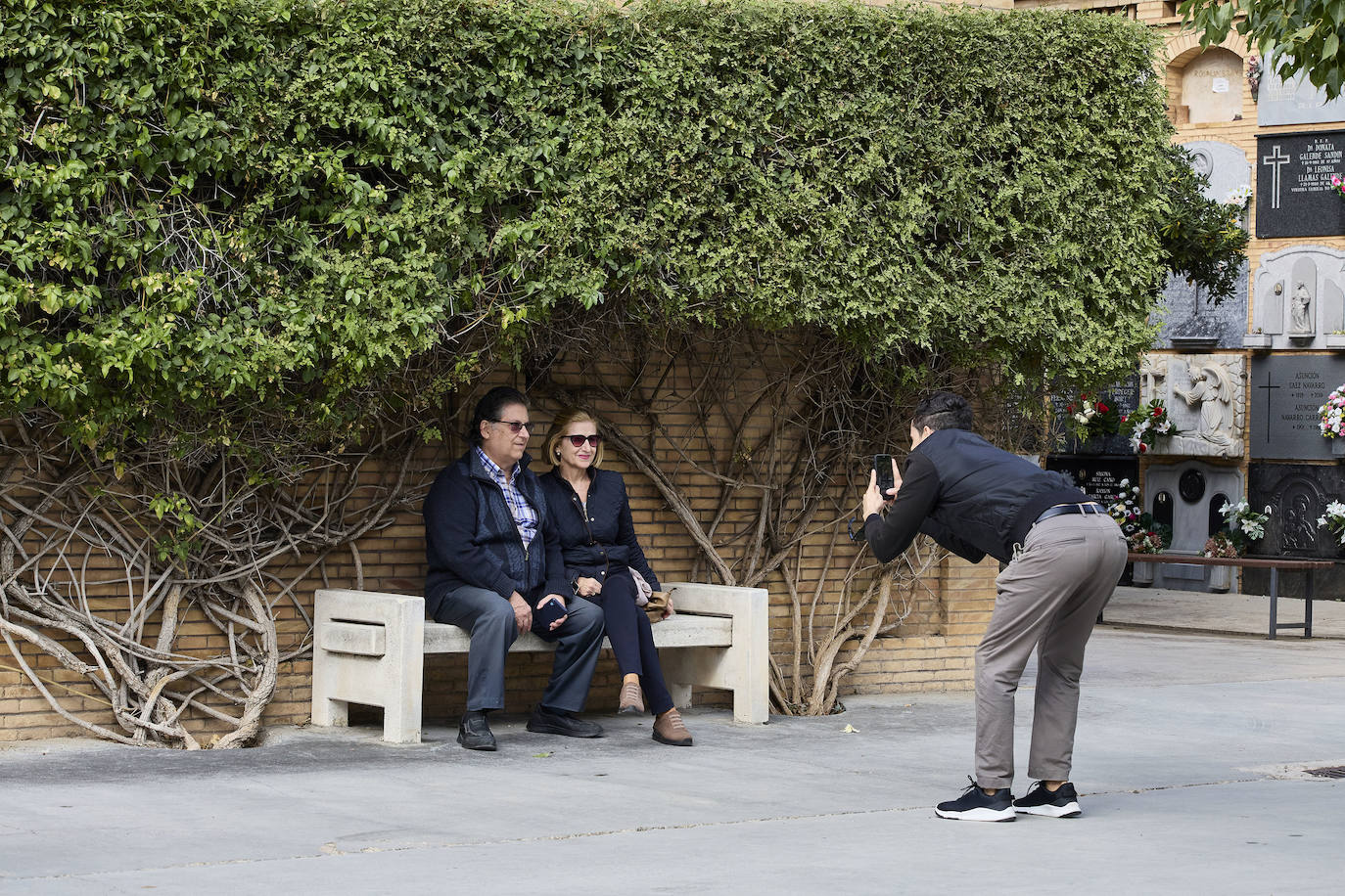 Masiva afluencia al cementerio de Valencia por Todos los Santos