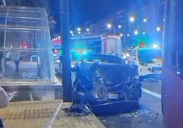 El coche destrozado poco después de la brutal colisión.