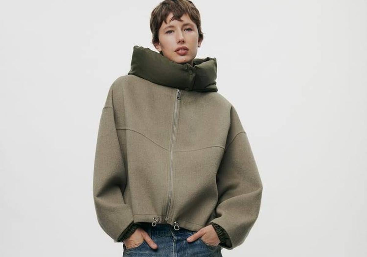 Imagen principal - Arriba, bomber de Zara por 109 euros. A la izquierda, chaqueta bomber de Massimo Dutti y, a la derecha, modelo de Prada, con un precio de 1.952 euros.