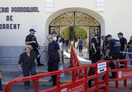 Agentes de la Policía en el cementerio de Torrent.