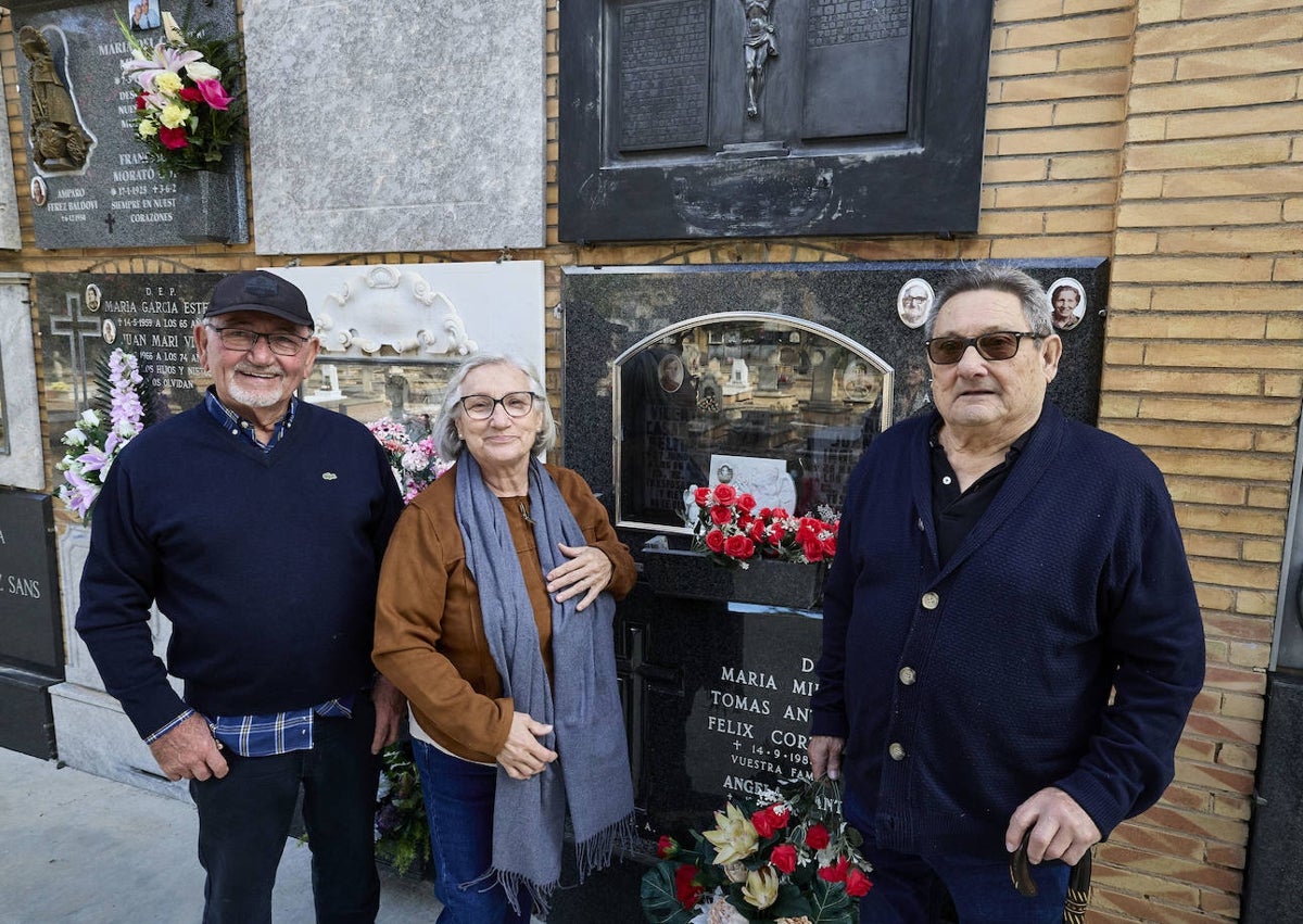 Imagen secundaria 1 - El cementerio estaba repleto de visitantes.