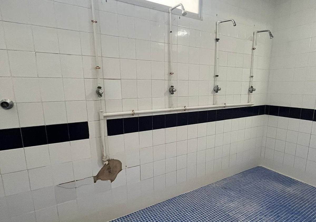 Imagen principal - Daños y humedades en baños, duchas y vestuarios del polideportivo de Gandia. 