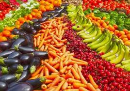 Frutas y verduras en un mercado.