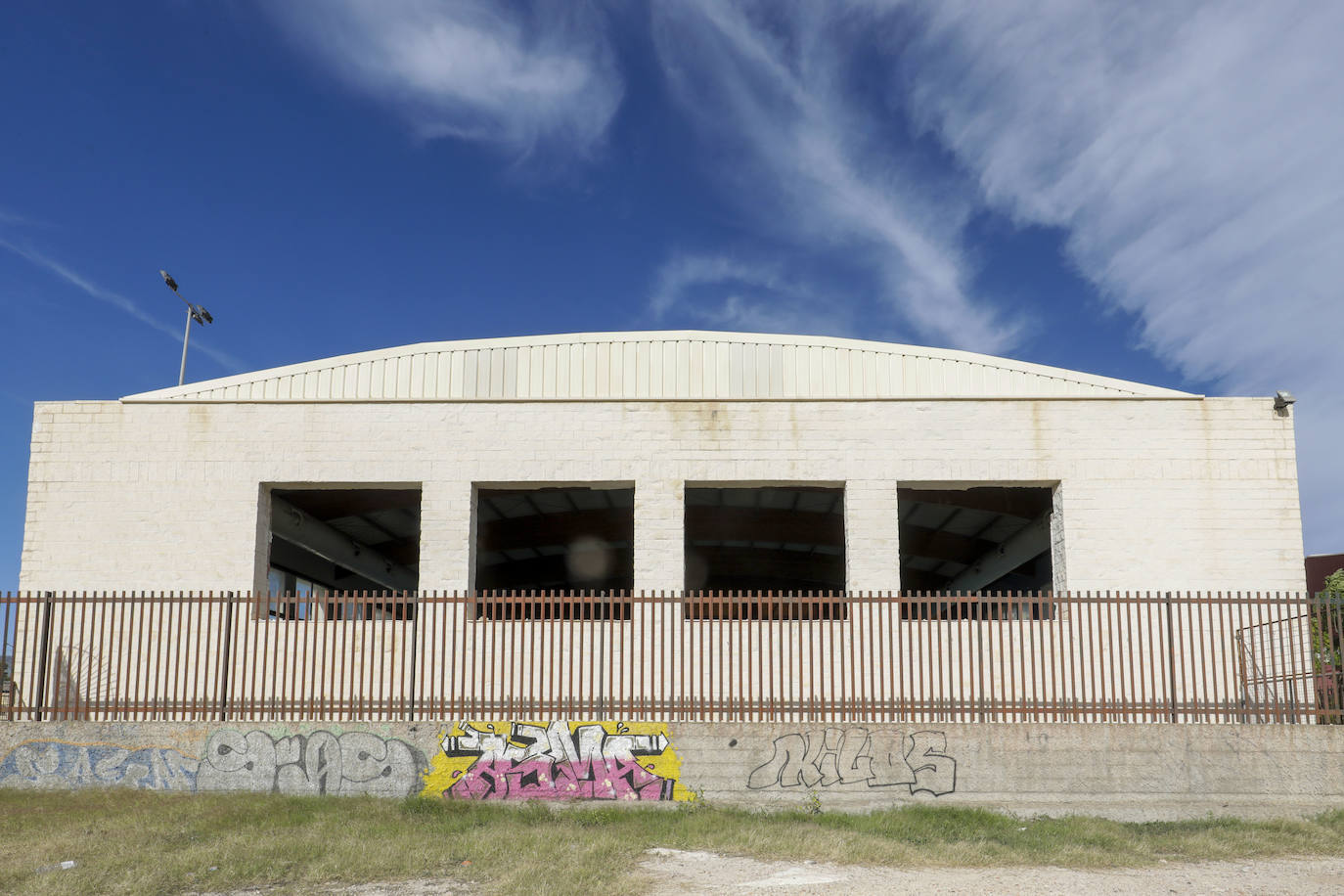 Desalojan la piscina cubierta de Benimamet por la caída de parte del muro con cristales