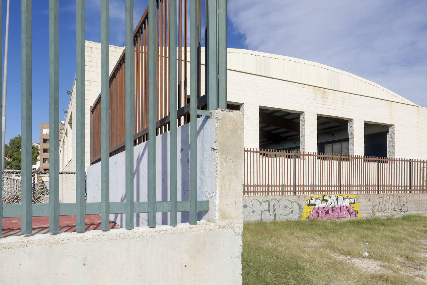 Desalojan la piscina cubierta de Benimamet por la caída de parte del muro con cristales