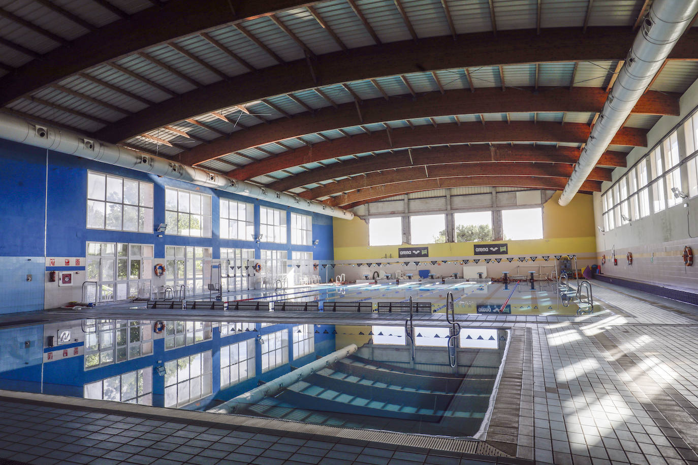 Desalojan la piscina cubierta de Benimamet por la caída de parte del muro con cristales