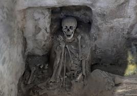 Abren la tumba milenaria del «Altar de los cráneos esculpidos» por el Día de los Muertos