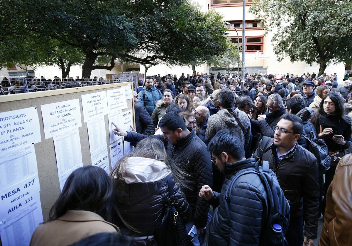 Listas para el examen MIR del año pasado en Valencia.