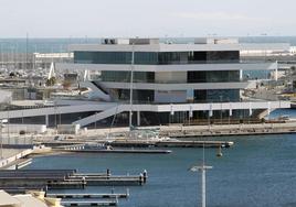 El Veles e Vents dentro de las instalaciones de La Marina de Valencia.