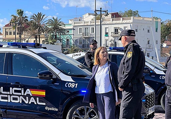 Pilar Bernabé presenta los nuevos coches patrulla.