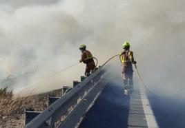 Bomberos trabajan en otro incendio en la A-38.