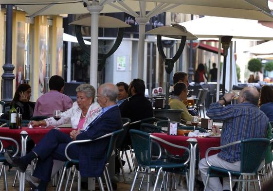 Varios ciudadanos toman el aperitivo en Alicante.