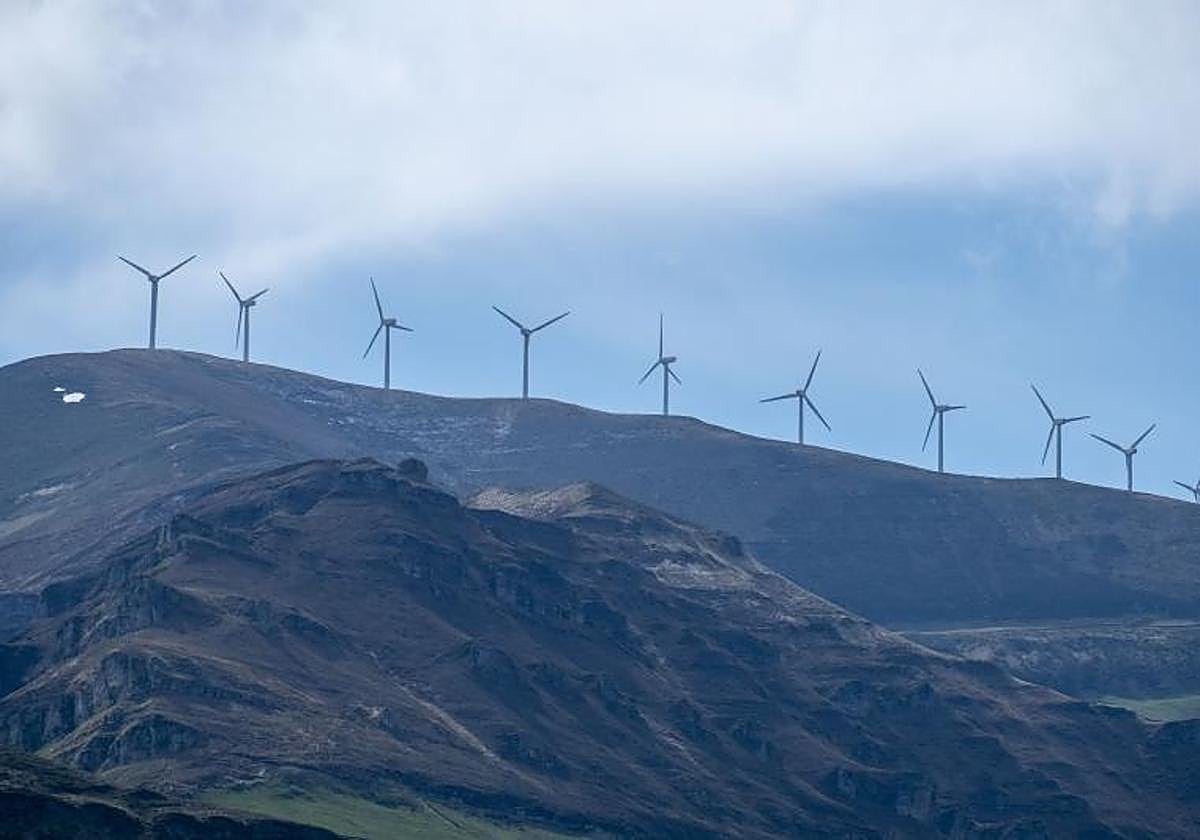 Aerogeneradores en una montaña.