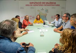 Momento de la reunión de las diputadas con los alcaldes y alcaldesas de la Vall d'Albaida.