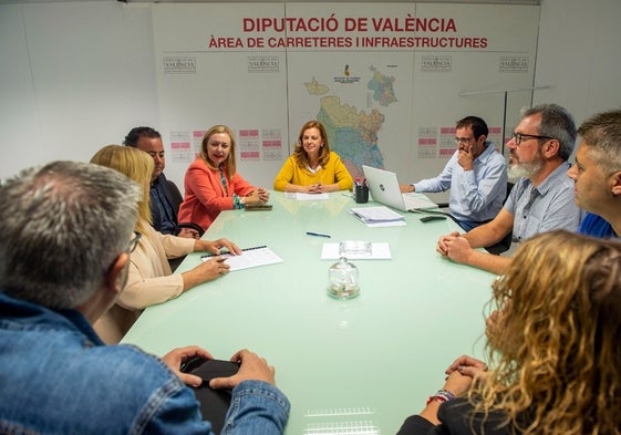 Momento de la reunión de las diputadas con los alcaldes y alcaldesas de la Vall d'Albaida.