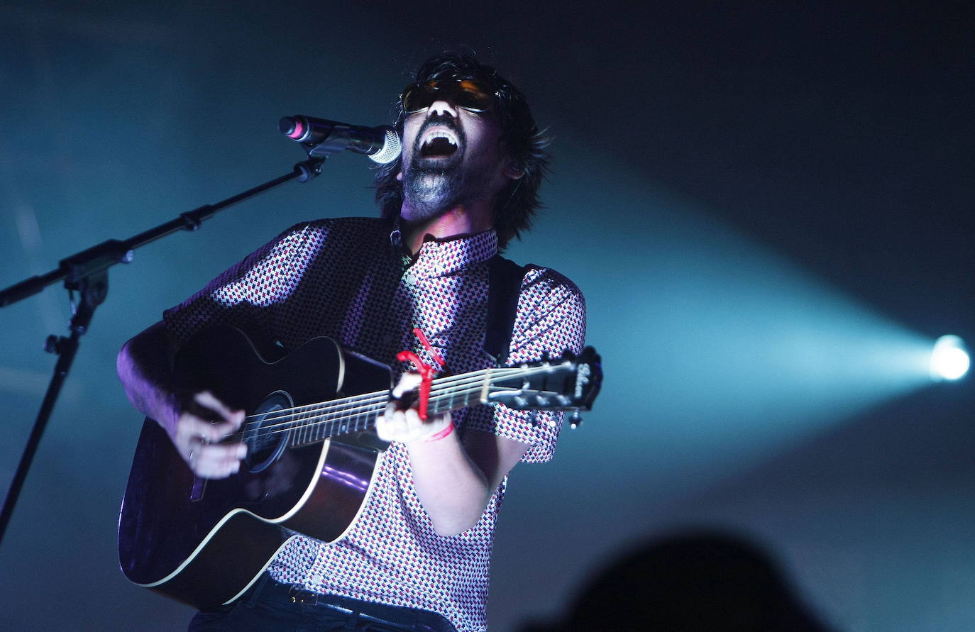 El cantante y guitarista de la banda granadina de indie pop «Lori Meyers», «Noni» López, durante un concierto en Alicante.