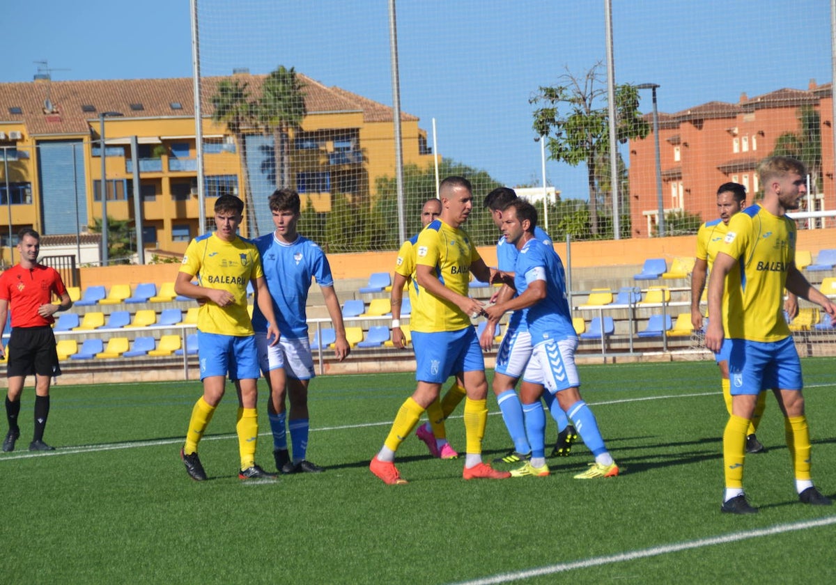 Jugadores del Dénia esperando el balón.