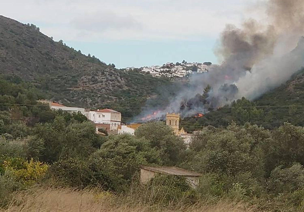 El fuego en Ràfol d'Almúnia.