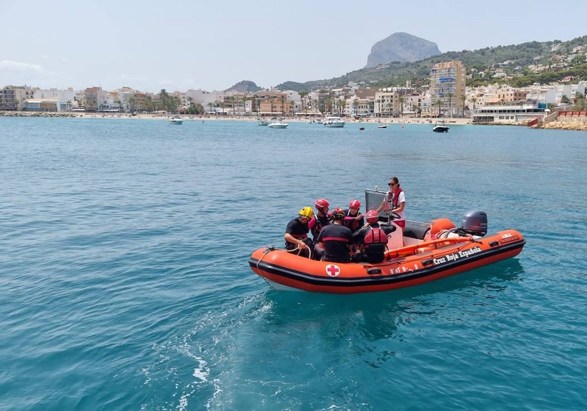 Una embarcación del operativo de salvamento de Cruz Roja Xàbia.