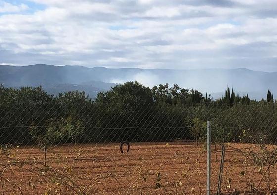 Imagen en la que se aprecia la humareda entre las montañas, captadas por un vecino del municipio.