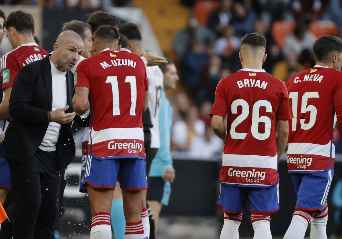 Paco López, durante el partido del Granada frente al Valencia en Mestalla.