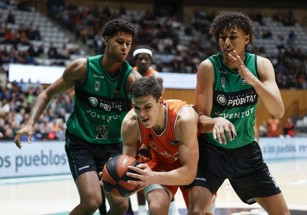 Pradilla lucha por el balón.