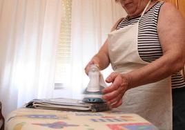 Una mujer planchando.