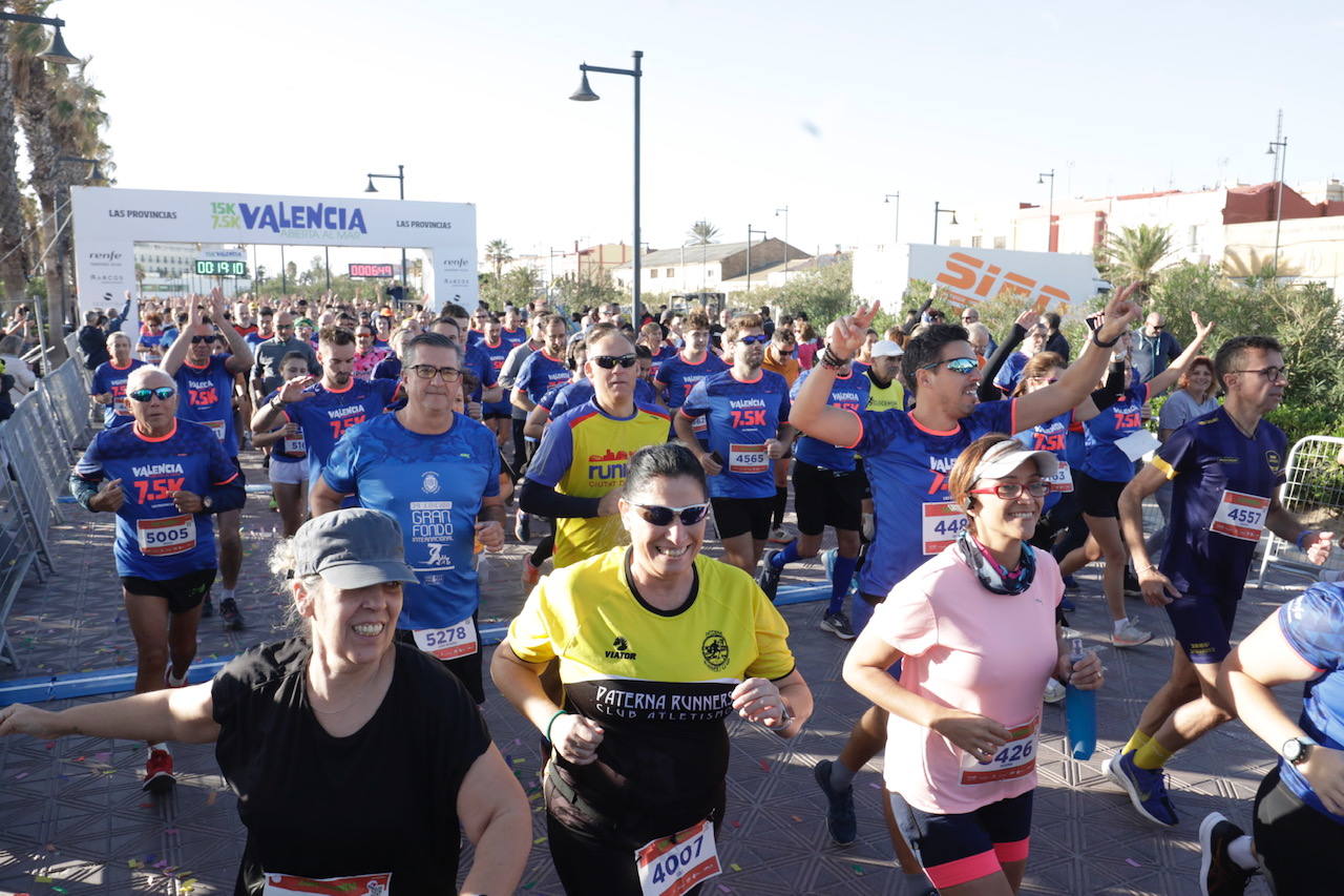 Miles de corredores ponen colorido a la Malvarrosa en la 7,5K Valencia Abierta al Mar