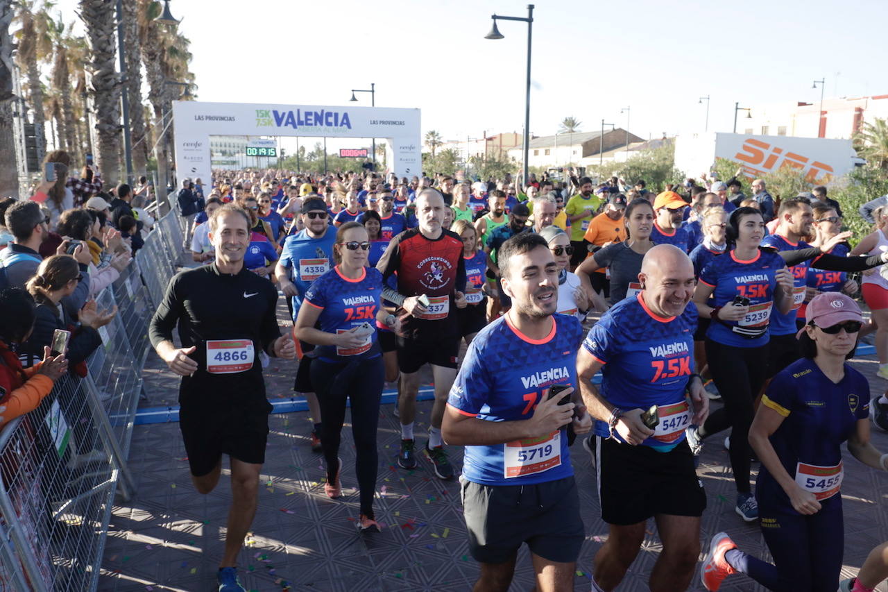 Miles de corredores ponen colorido a la Malvarrosa en la 7,5K Valencia Abierta al Mar